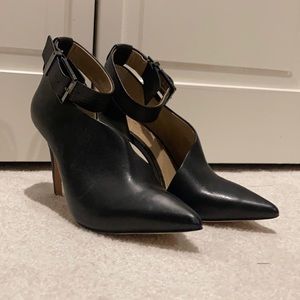 BCBGMAXAZRIA Aced Ankle Strap Leather Pump